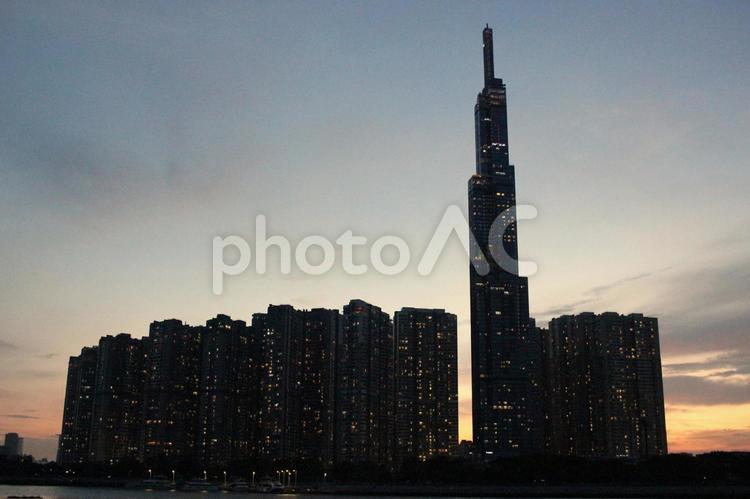 夕暮れのベトナム ホーチミンの街並み 海外,風景,ビル群の写真素材