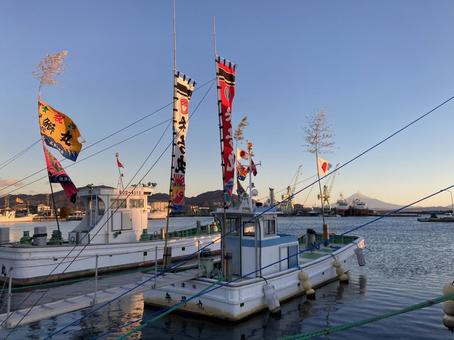 正月の焼津港、大漁旗と富士山 正月の焼津港、大漁旗と富士山の写真