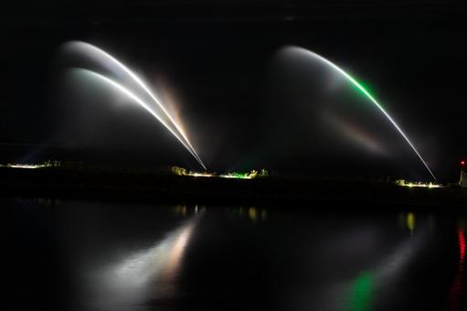 琵琶湖の噴水ライトアップの写真