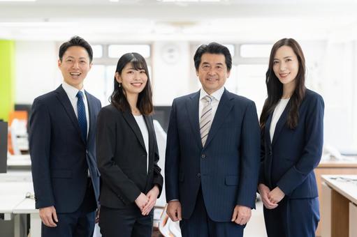 会議をする男女のビジネスマン 会議をする男女のビジネスマン 会議,ビジネス,ビジネスマンの写真素材