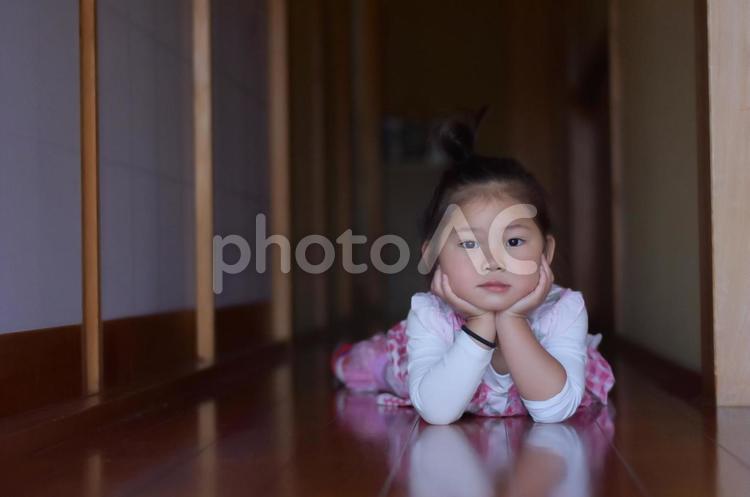 おうちの廊下で寝転ぶ子供 子供,寝転ぶ,廊下の写真素材