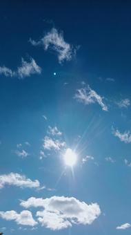 青空に光る太陽の光 青空に光る太陽の光の写真