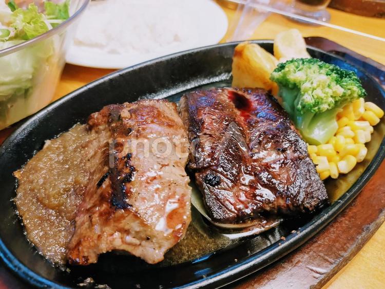 ジューシー　ステーキ　鉄板　肉　肉食 ステーキ,肉,ビーフの写真素材