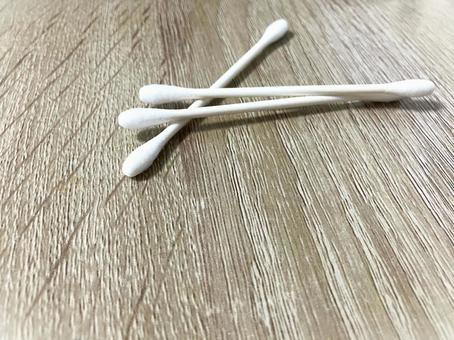綿棒3本を並べて配置した写真 綿棒3本を並べて配置した写真 綿棒,コットン棒,衛生用品の写真素材
