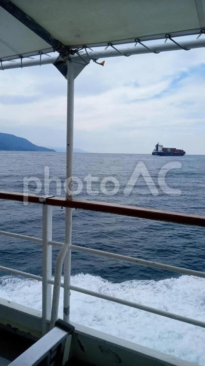 淡路島に行く船からの風景 海,島,船の写真素材