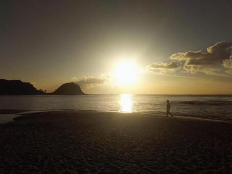 静かな海と夕日の写真