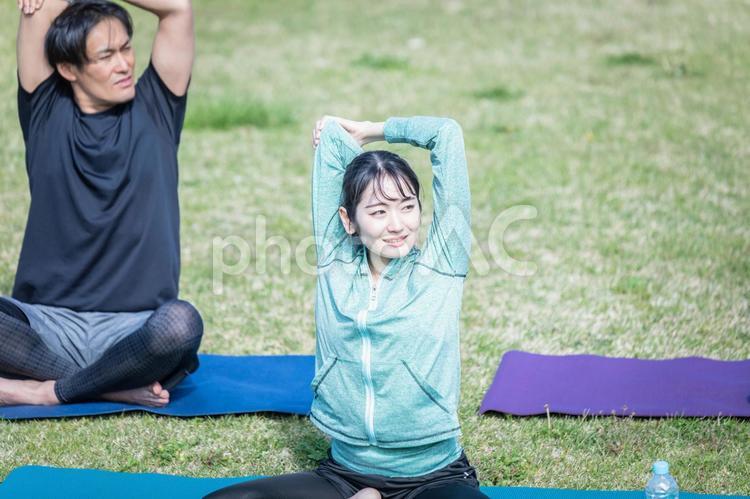 自然の中でヨガをする男女 ヨガ,ヨガ教室,運動の写真素材
