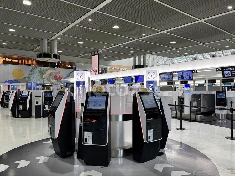 空港の顔認証チェックイン機 成田空港,チェックイン,成田の写真素材