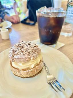 シュークリームとアイスコーヒー シュークリームとアイスコーヒーの写真