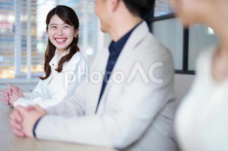 隣の席の男性を見て笑う女性 男女,ビジネス,笑顔の写真素材