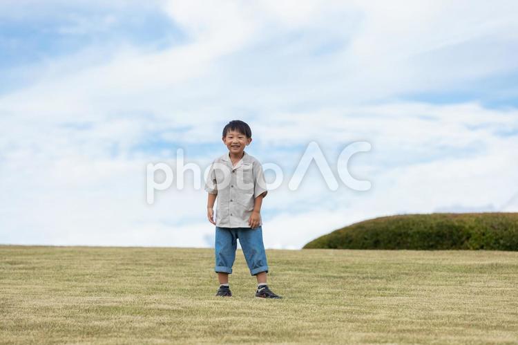 笑顔で丘に立つ男の子　smile 親子,父親,パパの写真素材
