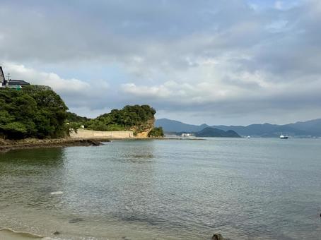 山口県彦島 竹ノ子島の磯辺 山口県彦島 竹ノ子島の磯辺 瀬戸内海,関門海峡,雲の写真素材