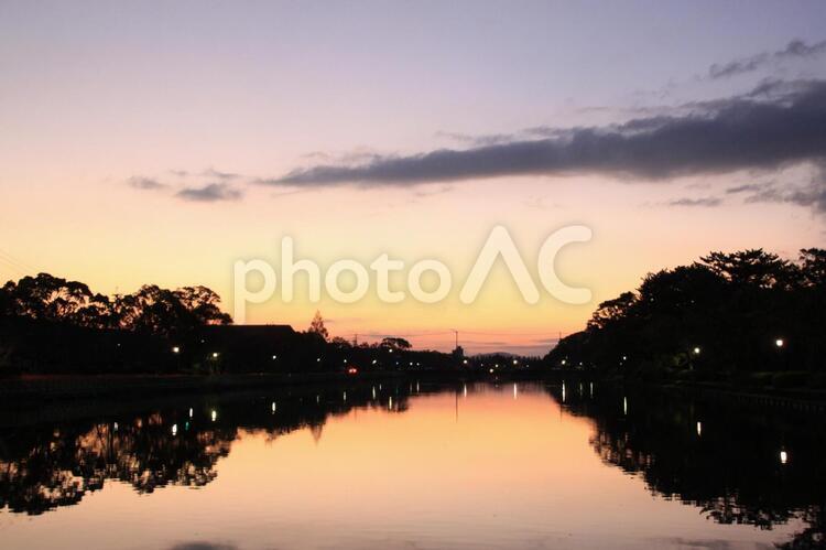 水面に映える夕焼け@佐賀城公園 日没,反射,日暮れの写真素材