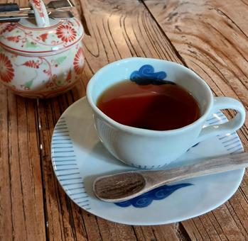 ドリンク～紅茶、後ろにポット 紅茶,飲み物,hotドリンクの写真素材