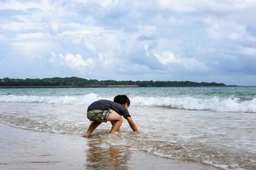 <素材>夏の海水浴場で遊ぶ男の子 <素材>夏の海水浴場で遊ぶ男の子 子供,海,空の写真素材