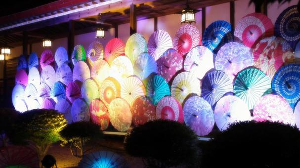 夜の参拝~ライトアップ和傘KN35 夜の参拝~ライトアップ和傘KN35 和傘,神社,夜の写真素材