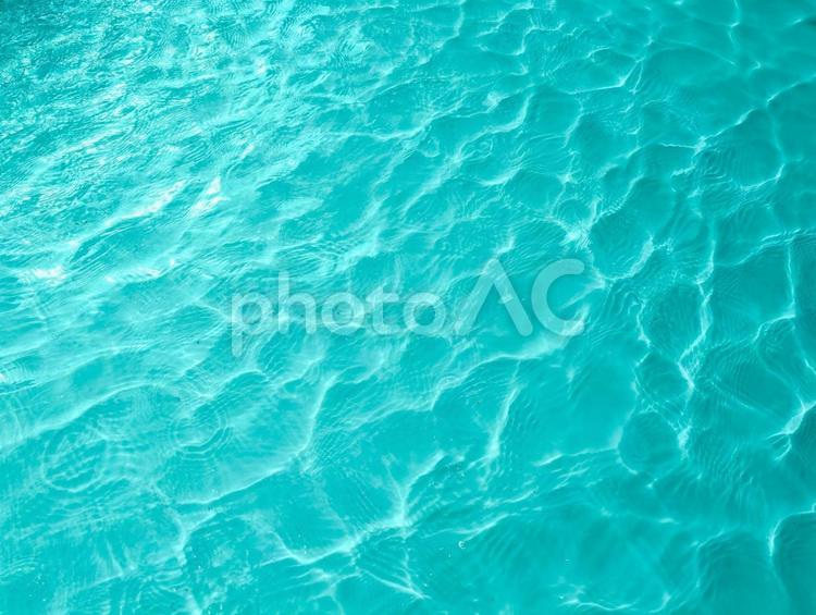 ターコイズブルーの水面　波たつ水の背景 水面,ターコイズブルー,波紋の写真素材