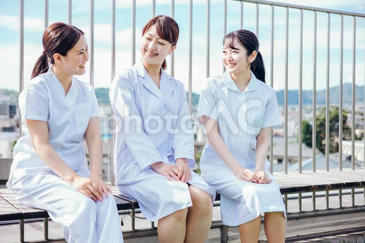 休憩する仲の良い女性医師と看護師 医師,看護師,会話の写真素材