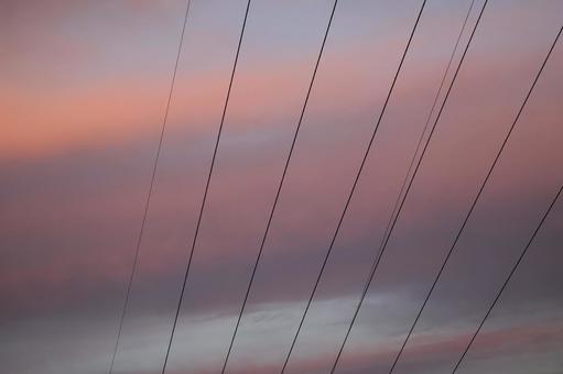 電線と茜色の雲のある夕空 電線と茜色の雲のある夕空 電線,茜色,雲の写真素材