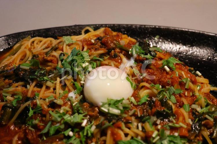 パスタ店の鉄板ほうれん草温泉卵ポロネーゼ 背景,ほうれん草,温泉卵の写真素材