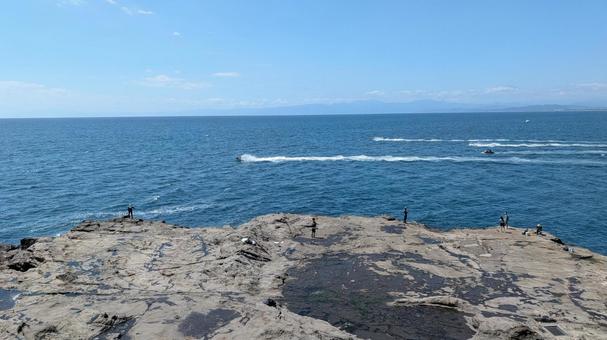 海でジェットスキーがレース中 海でジェットスキーがレース中の写真