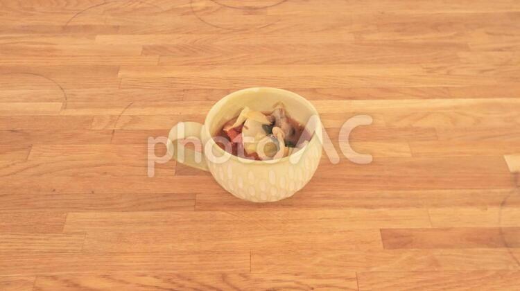 トマトスープ・黄緑のカップに入れて トマトスープ,料理,トマトソースの写真素材