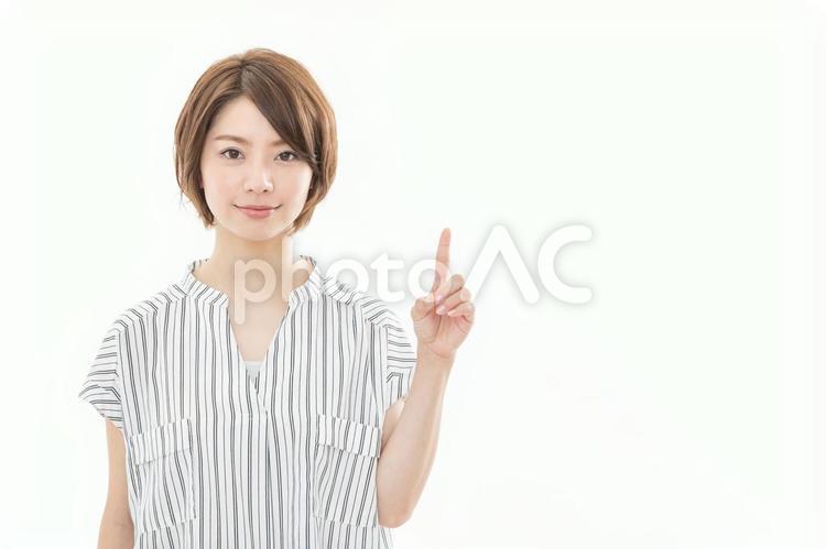 若い女性　指差し 女性,人物,指差しの写真素材