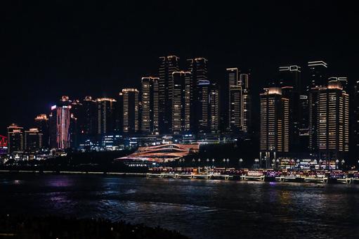 夜景・重慶の街並みと長江の遊覧船 重慶,夜景,長江の写真素材