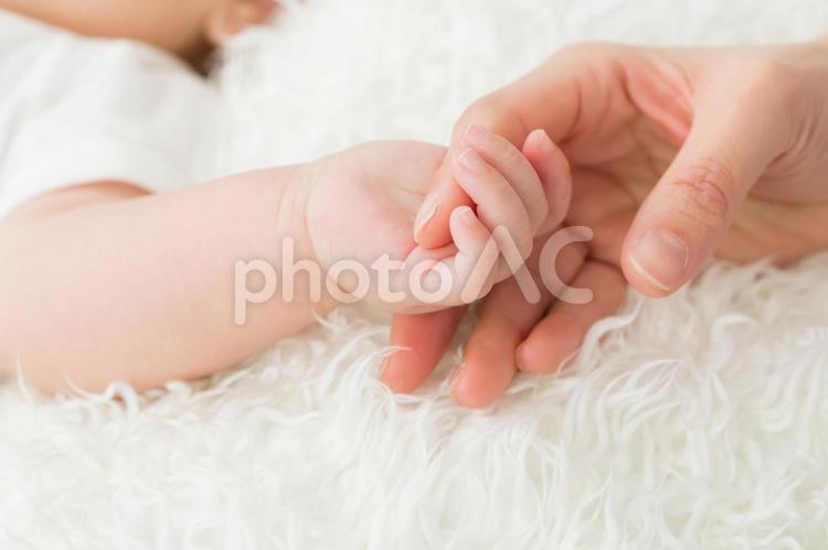 赤ちゃんと手をつなぐ女性 赤ちゃん,手,愛の写真素材