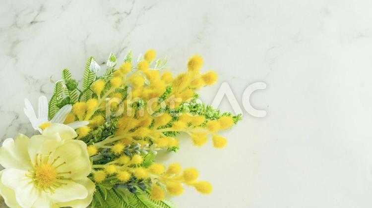ミモザと白い花と大理石のの背景 ミモザ,花,白の写真素材