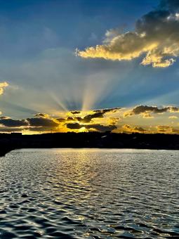 神々しい夕暮れ 夕焼け,夕日,空の写真素材