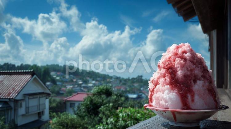 夏の郊外の風景とイチゴミルクのかき氷 夏,かき氷,カキ氷の写真素材