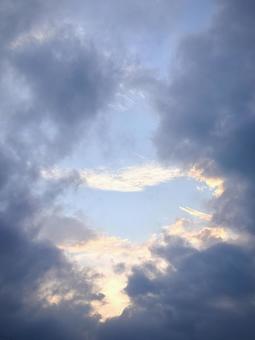 好転の兆し 01 好転の兆し 01 空,雨雲,黒い雲の写真素材