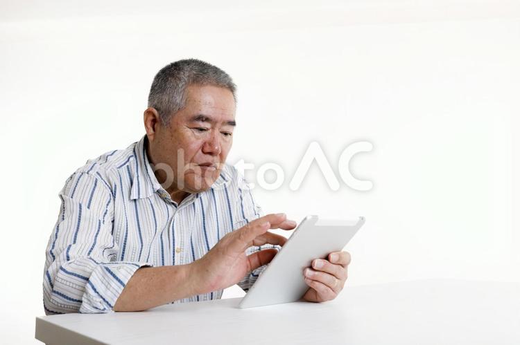 タブレットを操作するシニア男性 パソコンスクール,タブレット,勉強の写真素材