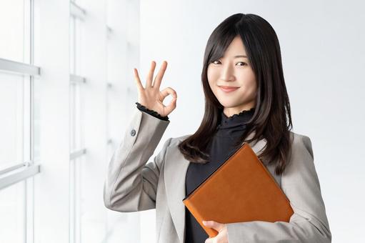 OKポーズをする笑顔の女性 OKポーズをする笑顔の女性 女性,ok,笑顔の写真素材
