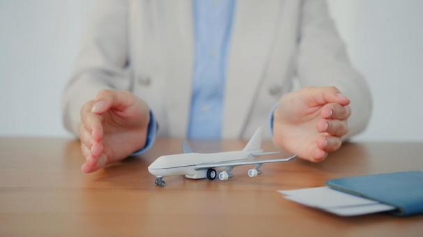 飛行機を前に説明する様子の両手の手元 事務職,接客業,アドバイザーの写真素材