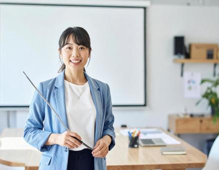 セミナー講師として話す日本人女性 セミナー講師として話す日本人女性の写真