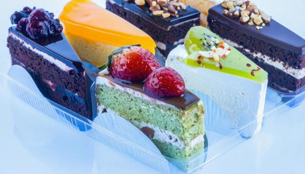持ち帰りの箱に入ったケーキの詰め合わせ 持ち帰りの箱に入ったケーキの詰め合わせの写真