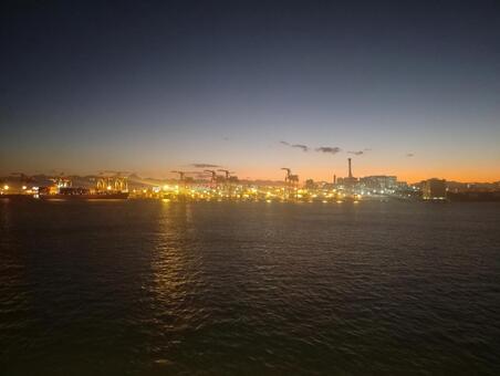東京湾の工場夜景　川崎方面 工場夜景,夜景,東京湾の写真素材