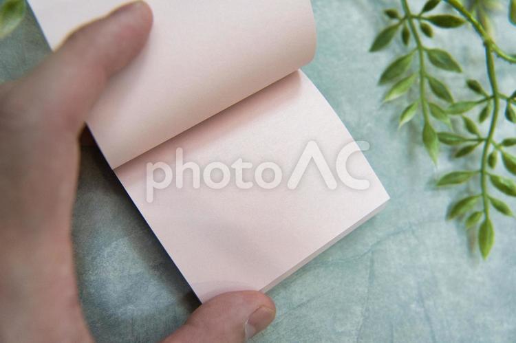 ピンクの付箋とグリーンと人の指 メモ,付箋,メモ帳の写真素材