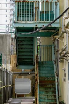 ビルのの避難階段 ビルのの避難階段 階段,屋外階段,ビルの写真素材