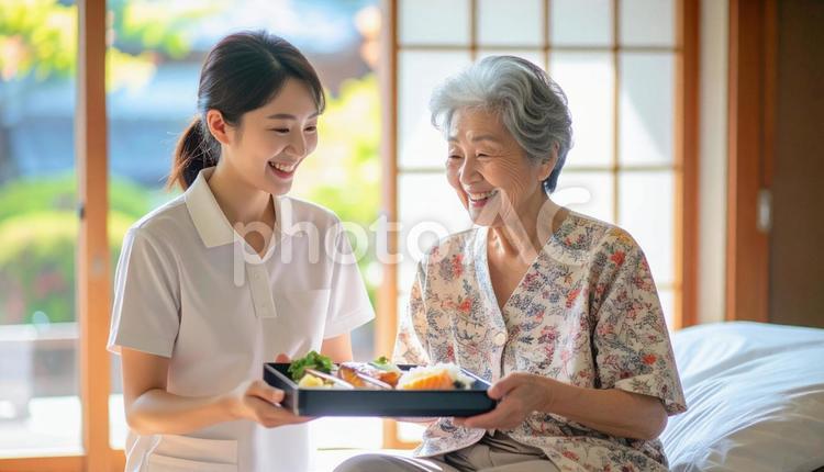 高齢女性と女性介護士の穏やかな食事風景 女性介護士,訪問介護,在宅介護の写真素材