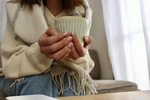 ソファーで湯呑みを持つ女性 湯飲み,女性,お茶の写真素材