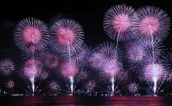 鮮やかな湖上打ち上げ花火/松江水郷祭 鮮やかな湖上打ち上げ花火/松江水郷祭 打ち上げ花火,花火,夏の写真素材