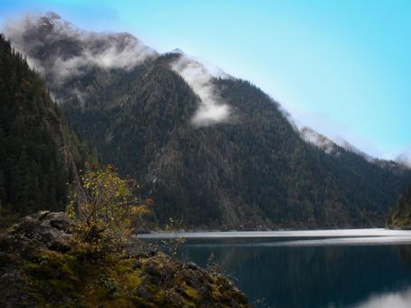 霧に包まれた山々と静かな湖の風景 霧に包まれた山々と静かな湖の風景 山,湖,霧の写真素材