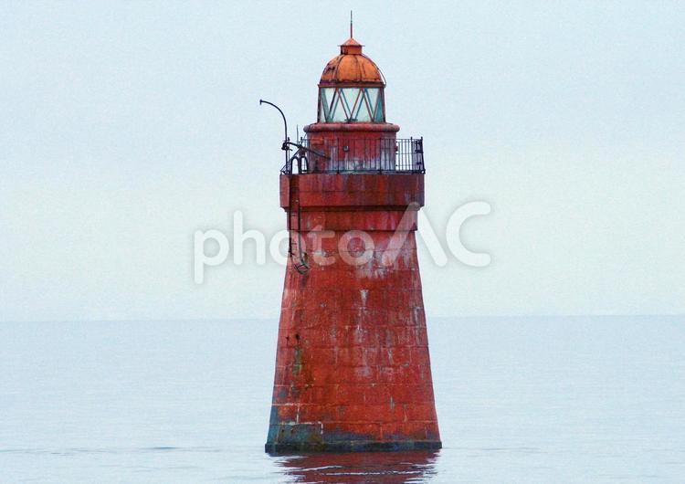 唐子浜の赤灯台（中央） 海,空,海面の写真素材