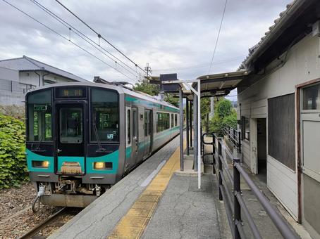 JR加古川線、新西脇駅に停車する125系 JR加古川線、新西脇駅に停車する125系の写真