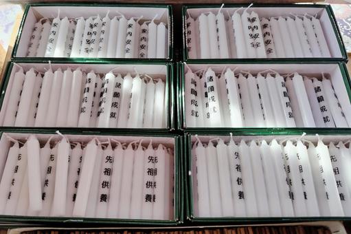 寺院のろうそく ろうそく,願い,交通安全の写真素材