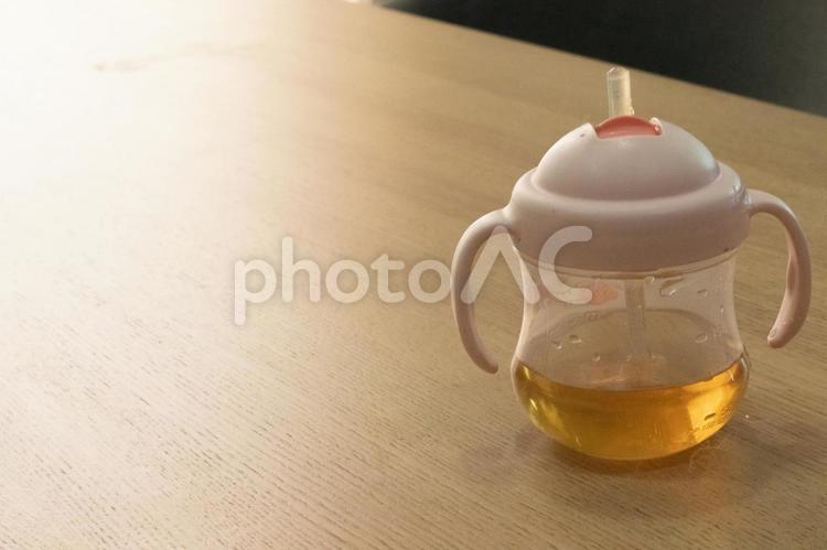 赤ちゃん用ストローマグと麦茶 赤ちゃん,子ども,マグの写真素材