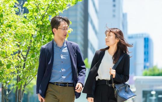 オフィス街を歩く男女2人のビジネスマン オフィス街を歩く男女2人のビジネスマン 男女,ビジネス,2人の写真素材